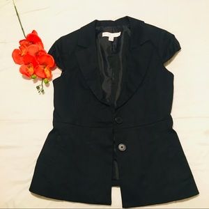 2 button short sleeves jacket. For all season.